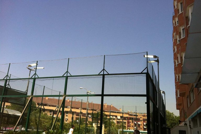 Lampadaire de rue série D 120 watts dans le court de tennis en Uruguay