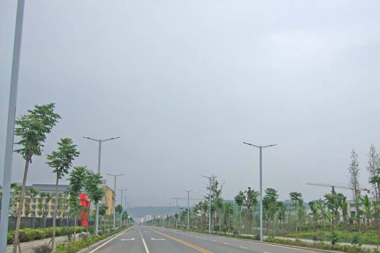 Luminaire de rue série D sur une nouvelle route urbaine à Wenchuang en Chine