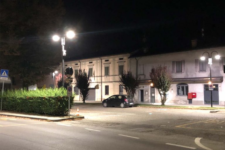 Lampadaire public LED moderne de la série L dans la rue de la ville en Italie