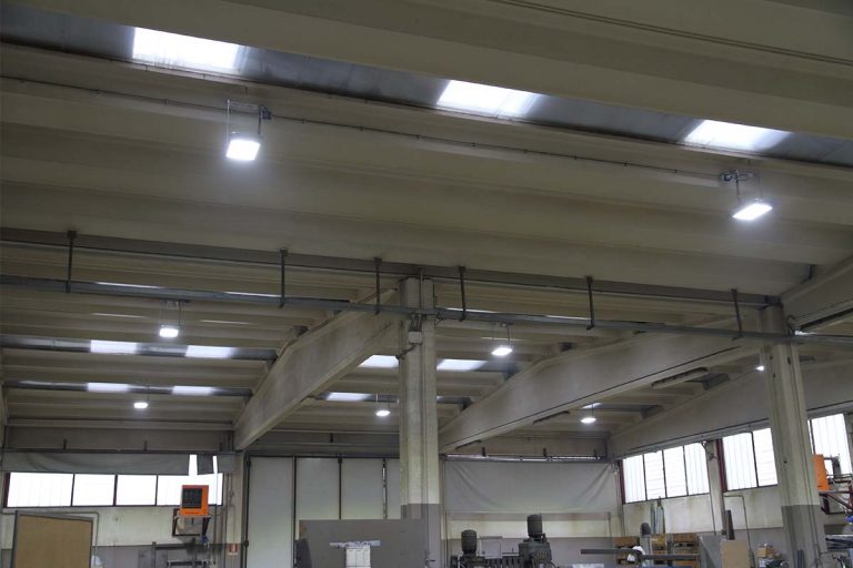 Éclairage industriel LED série H pour éclairer les entrepôts et les ateliers en Italie