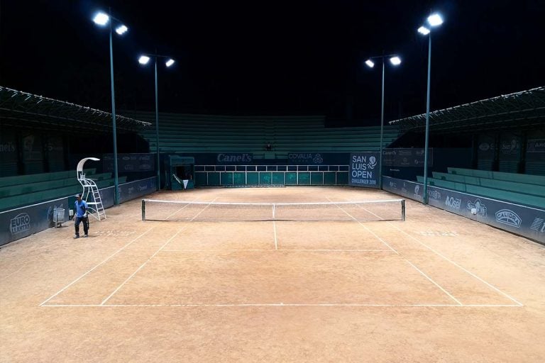 projecteur led pour terrain de tennis