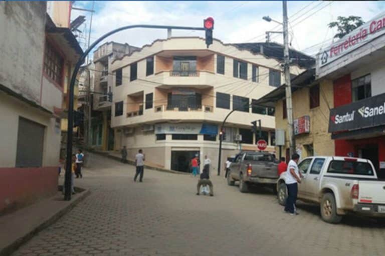Feu de signalisation de rue et feu de passage pour piétons en Equateur