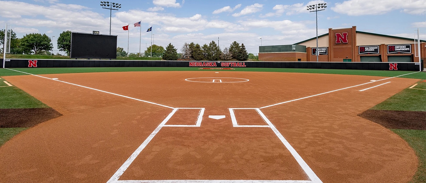 𝗟𝗲 𝗰𝗵𝗮𝗻𝘁𝗶𝗲𝗿 𝗱𝘂 𝘁𝗲𝗿𝗿𝗮𝗶𝗻 𝗱𝗲 𝗯𝗮𝘀𝗲𝗯𝗮𝗹𝗹  𝗮𝘃𝗮𝗻𝗰𝗲 𝗮̀ 𝗴𝗿𝗮𝗻𝗱𝘀 𝗽𝗮𝘀! ⚾ Les images parlent d'elles-mêmes :  le nouveau terrain de baseball sera tout simplement magnifique! Le chantier  avance bien et le gazon, image size:1400x601