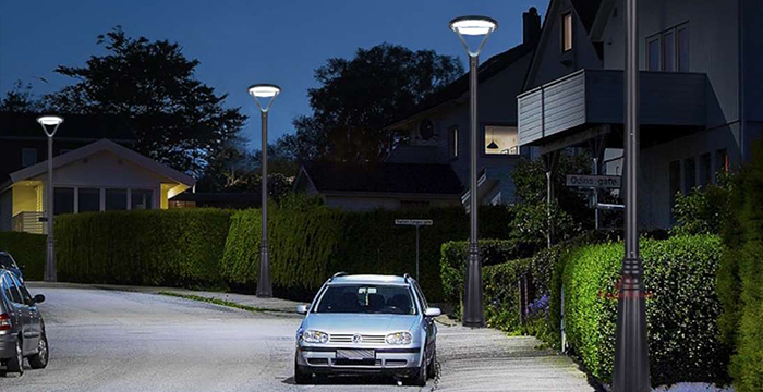 luminaire tête de mât près de la maison
