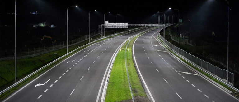 Éclairage des autoroutes et des rues conformément à la norme RP-8-21