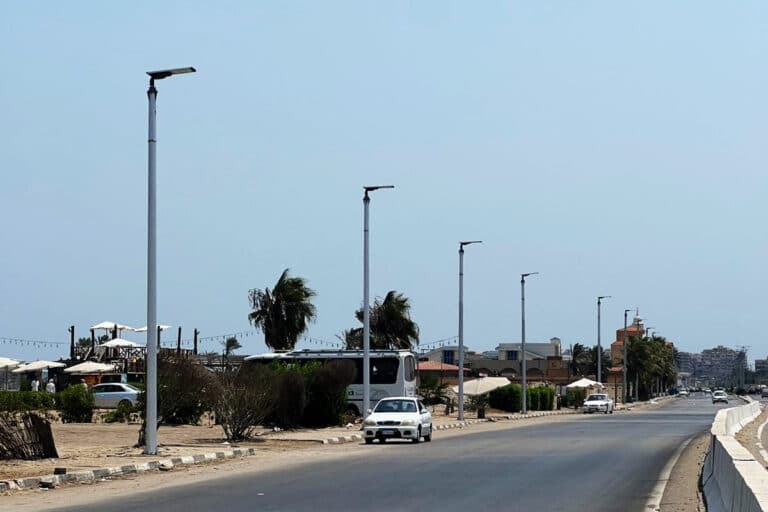 série PV5 Lampadaire solaire avec détecteur sur les routes côtières d'Égypte-4