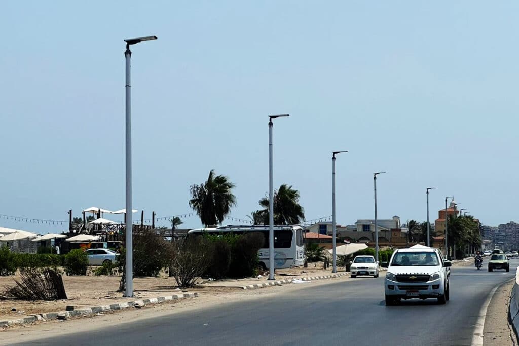 série PV5 Lampadaire solaire avec détecteur sur les routes côtières d'Égypte-3