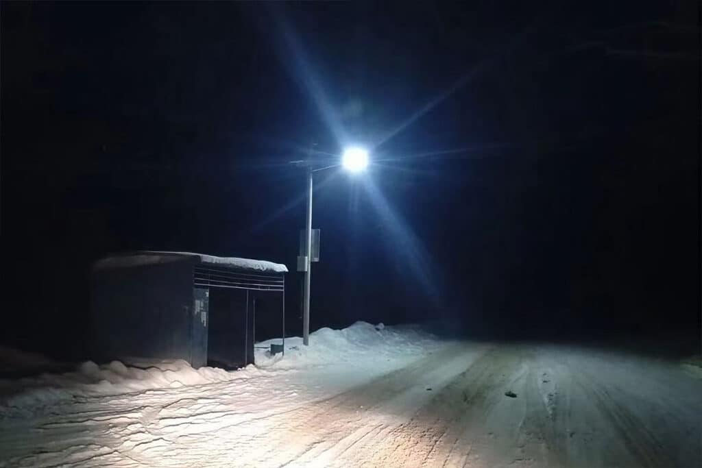 série Kmini2 Lampadaire solaire 20W en zone rurale russe-3