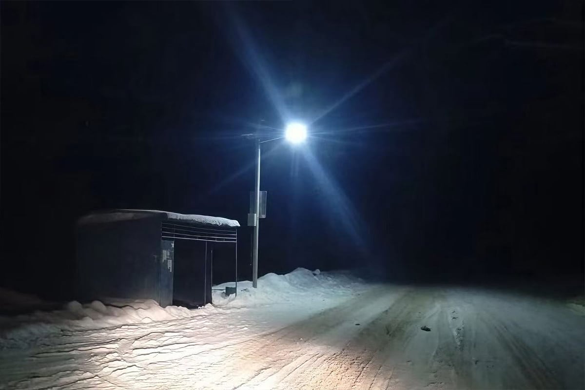 série Kmini2 Lampadaire solaire 20W en zone rurale russe-3