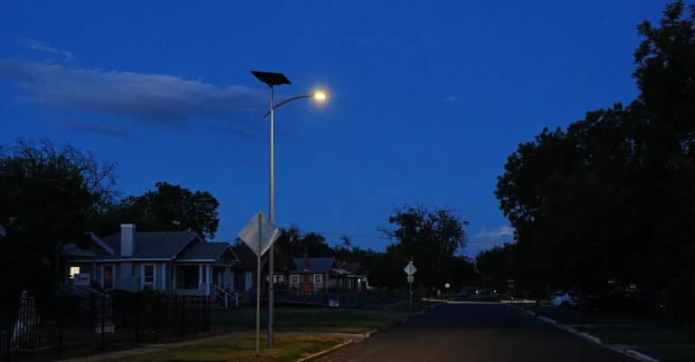 Système de gestion de batterie (BMS)​ et mode de gestion intelligente de l'alimentation​ dans les lampadaires solaires