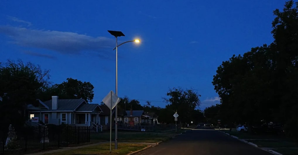 Système de gestion de batterie (BMS)​ et mode de gestion intelligente de l'alimentation​ dans les lampadaires solaires