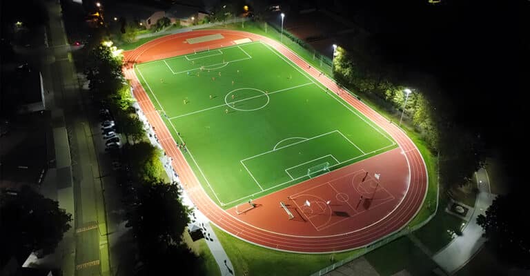 Pourquoi le coût de l'éclairage de stade varie-t-il autant ?