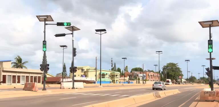 72 feux de circulation solaires ZGSM installés avec succès à Porto-Novo, au Bénin