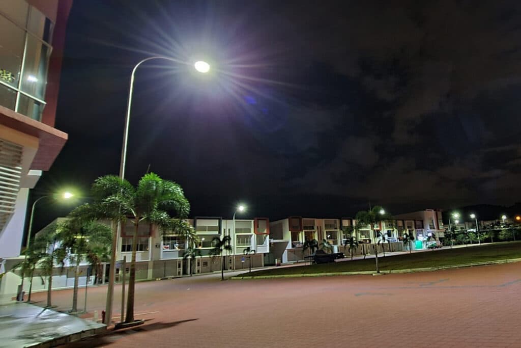 Modernisation de l'Lampadaire routier à LED pour la zone commerciale Suriaman Biz