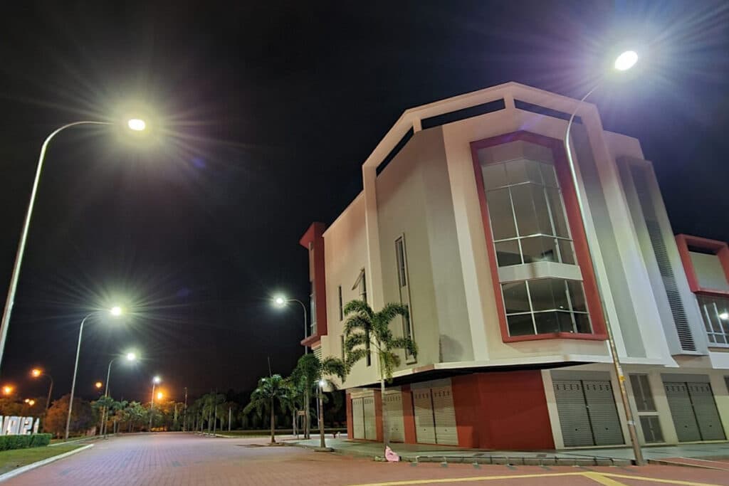 Modernisation de l'Lampadaire routier à LED pour la zone commerciale Suriaman Biz-2
