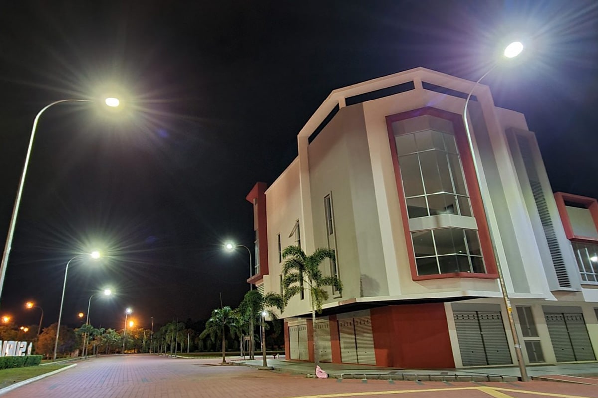 Modernisation de l'Lampadaire routier à LED pour la zone commerciale Suriaman Biz-2