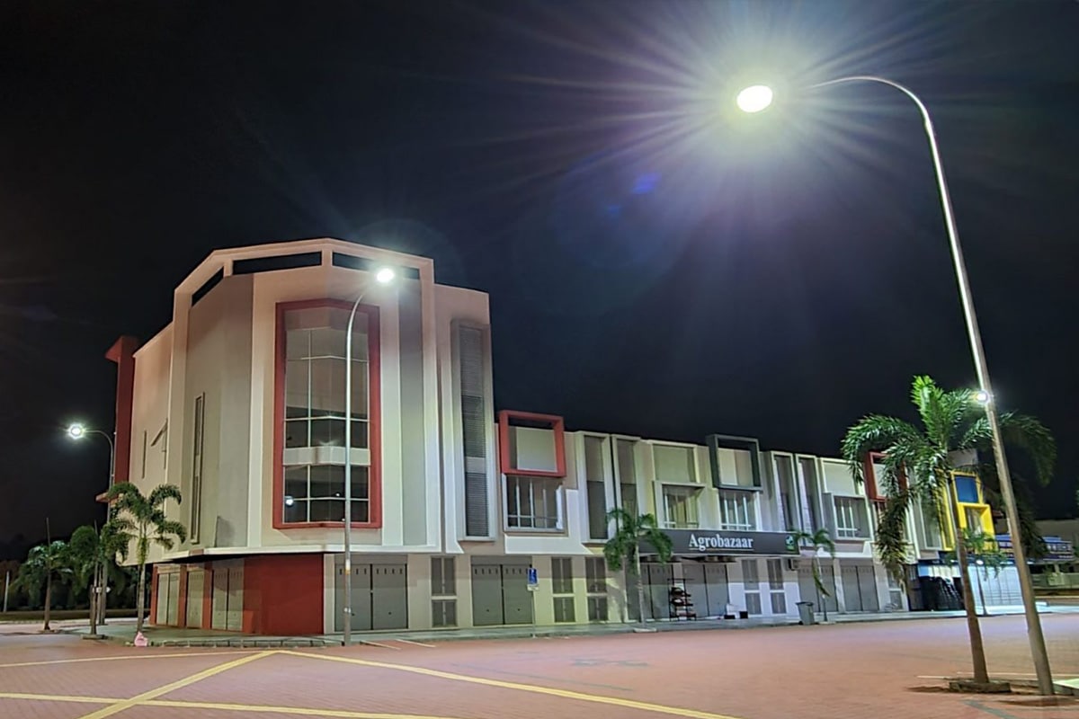 Modernisation de l'Lampadaire routier à LED pour la zone commerciale Suriaman Biz-4